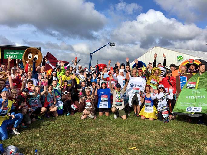 Kỷ lục Guinness trang phục kỳ lạ ‘nổ như mưa’ tại London Marathon 2019 Kỷ lục Guinness trang phục kỳ lạ ‘nổ như mưa’ tại London Marathon 2019